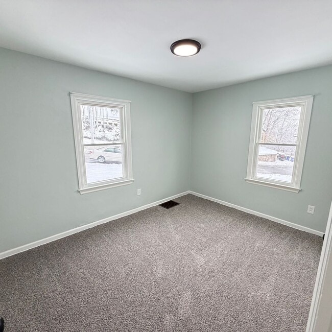 Building Photo - Updated 3 bedroom home on the West side of Grand Rapids