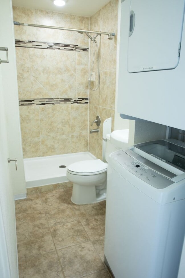 Building Photo - 2 BR/ 1 Bath Low- rise Apartment