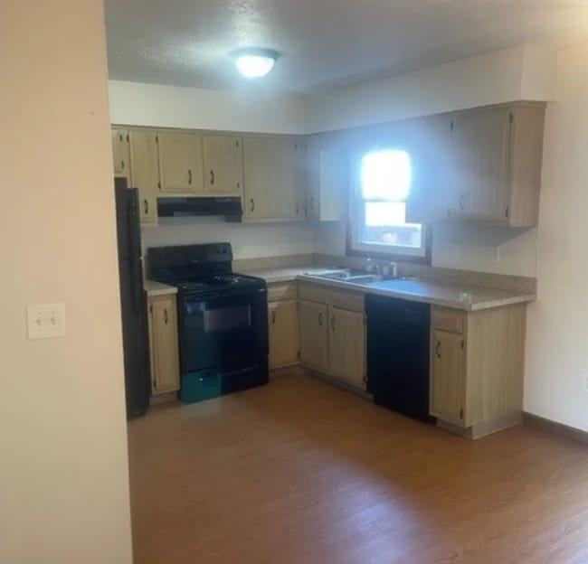 Building Photo - 2206 Harsh Ave SE