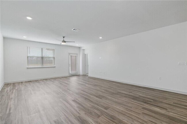 Building Photo - Gorgeous home available August 1!