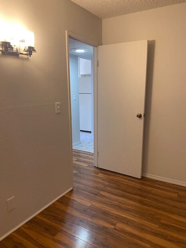 Building Photo - Cute 1 bdrm, 1 bath downstairs condo