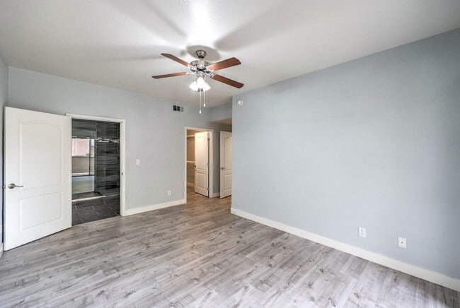 Building Photo - First-Floor 3BR/2BA Gated Condo with Resor...