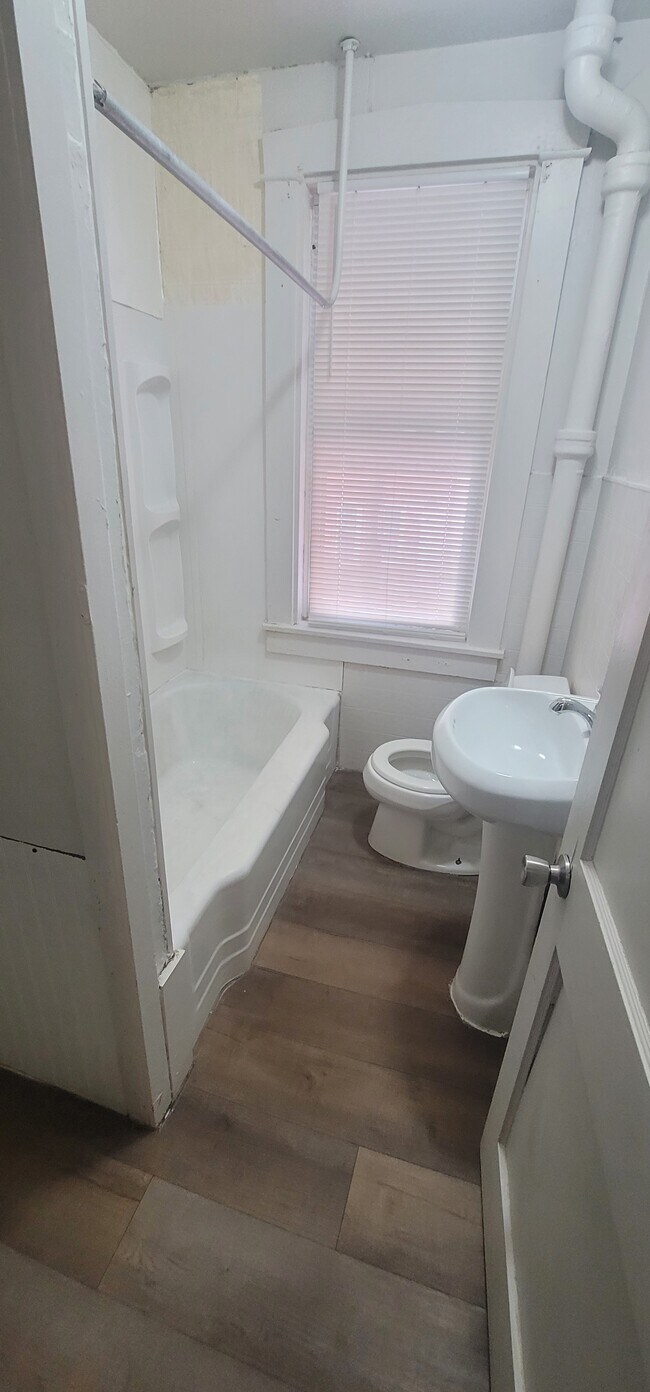 Building Photo - 438 E Strawberry St