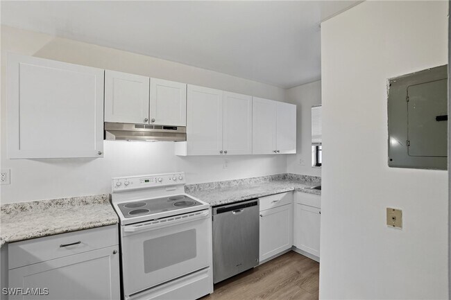 Building Photo - 5361 Treetops Dr