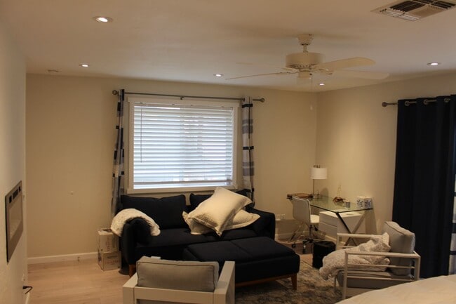 Building Photo - 4-Bedroom Furnished Home in University Hei...