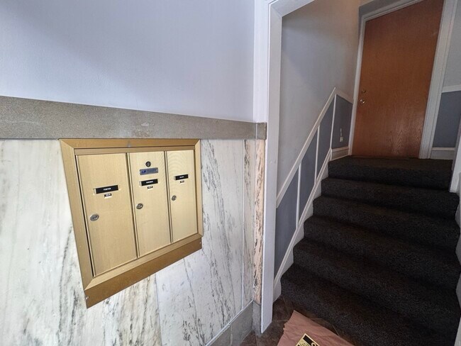 Building Photo - 1342 W Estes Ave