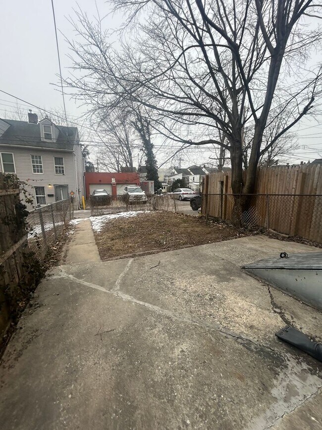 Building Photo - 4 Bedroom in York City