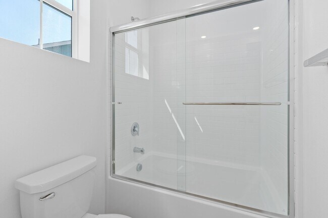 Building Photo - Modern Comfort & Style in Prime Ontario Location