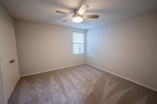 Building Photo - Totally Remodeled 4 bed 2 bath