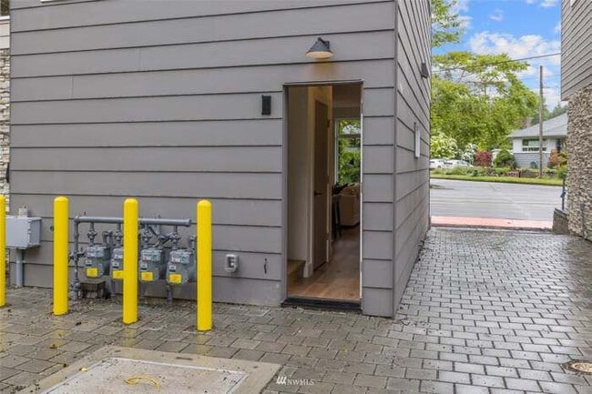 Building Photo - 4758 Green Lake Way N