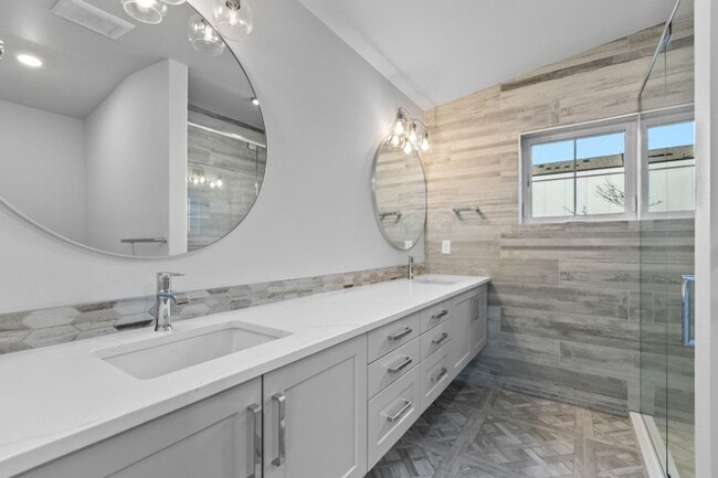 Building Photo - 2Bd/1.75Ba Seattle Condo