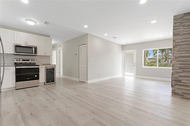 Building Photo - 2714 SW 36th Ave