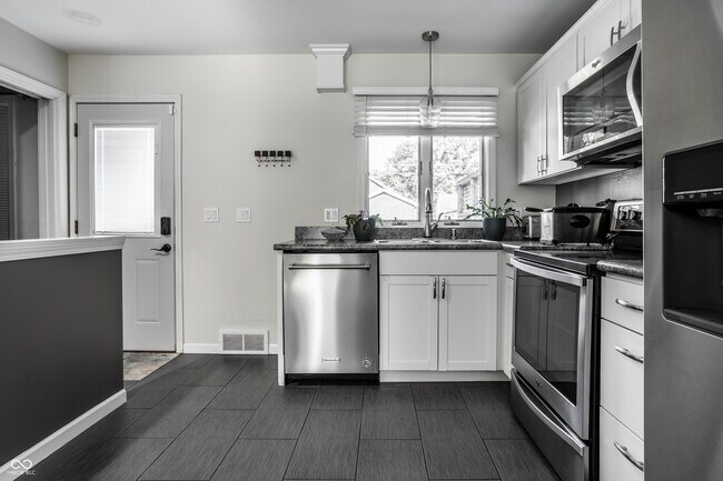 Building Photo - 5860 Primrose Ave