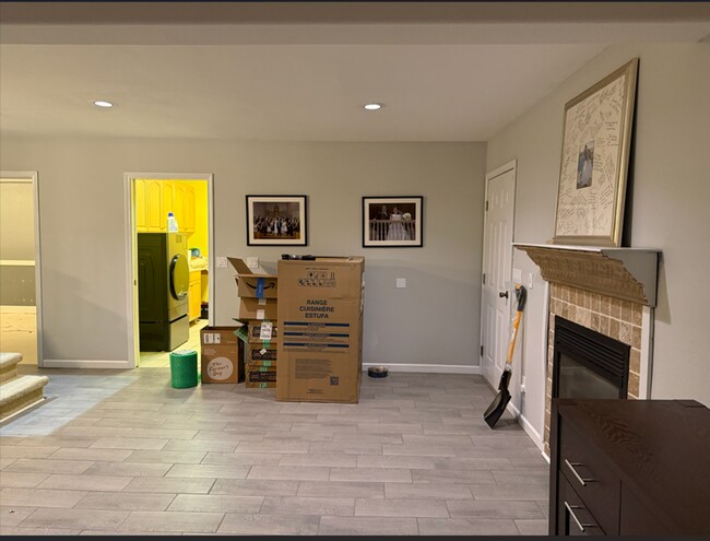 Building Photo - 228 Maple Dr