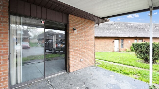 Building Photo - 1 Bedroom Townhouse Apartment