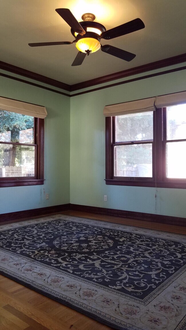 Building Photo - 515 5th St
