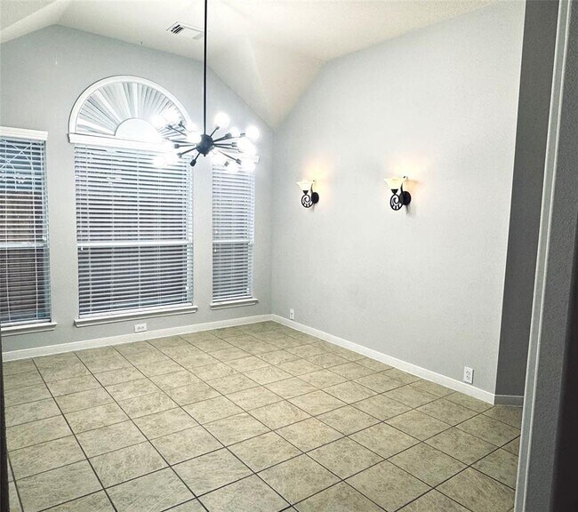 Building Photo - 2910 Sandleigh Dr