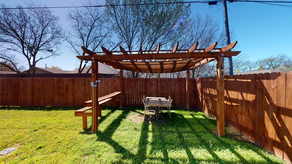 Building Photo - Spacious Victory Gardens home near Trammell Crow Park