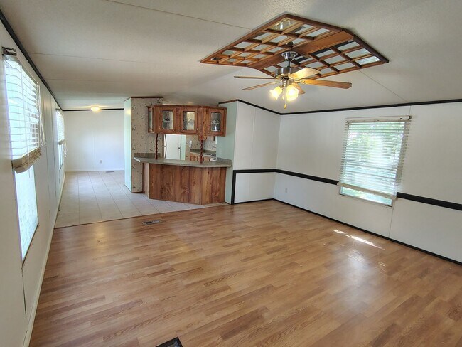 Building Photo - 225 Community Dr