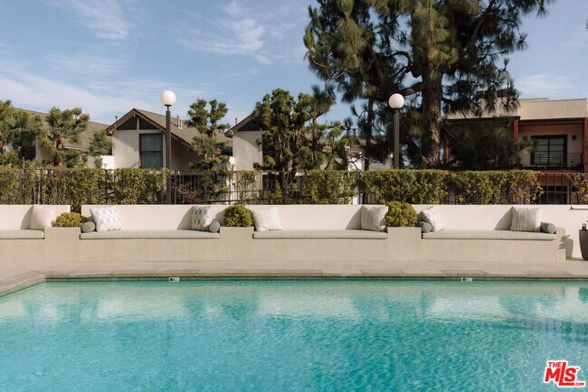 Building Photo - 8787 Shoreham Dr