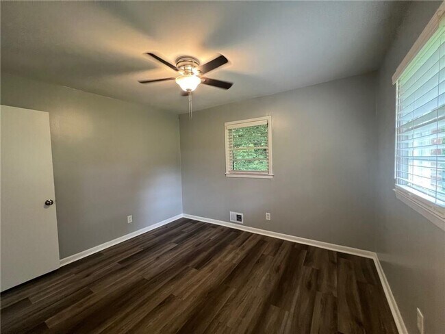 Building Photo - 1128 Lanier Dr