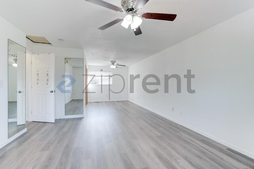 Building Photo - Unit