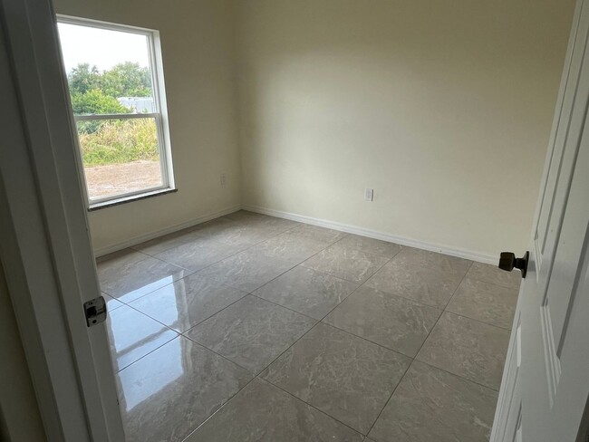 Building Photo - 3br 2 ba Awesome Location off Sunshine Blvd