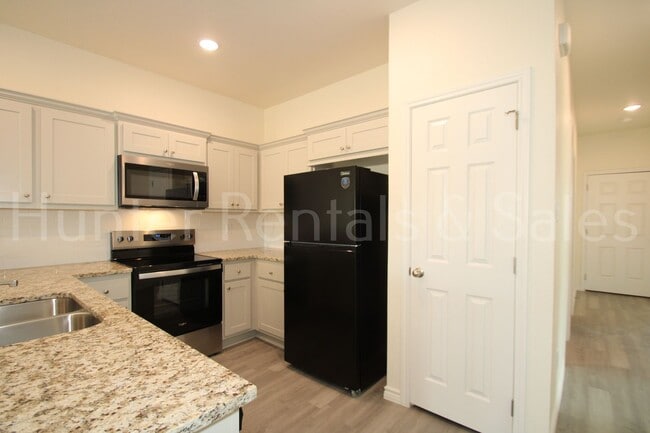 Building Photo - Modern New Construction Duplex