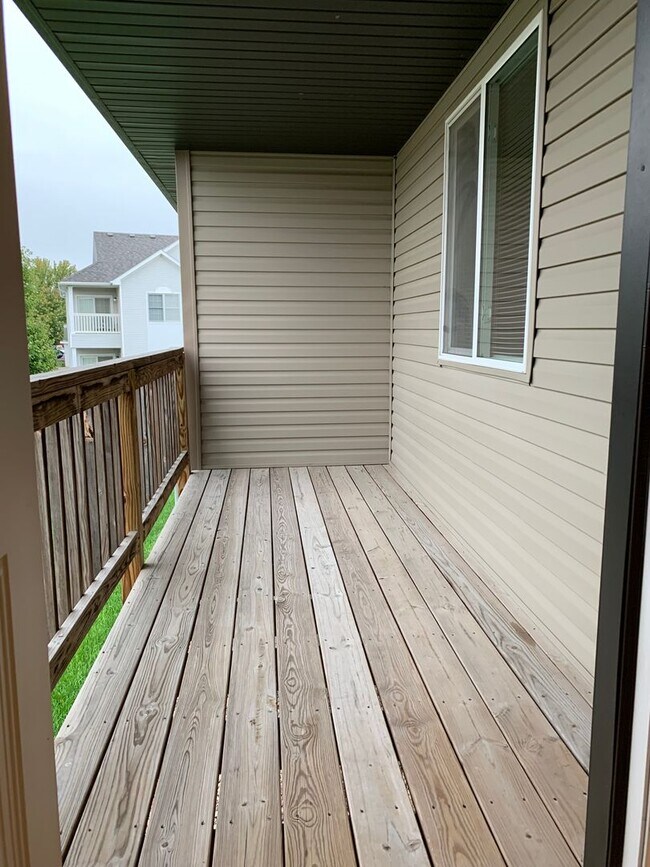 Building Photo - Spacious 3 bedroom/ 3 bath ranch townhome