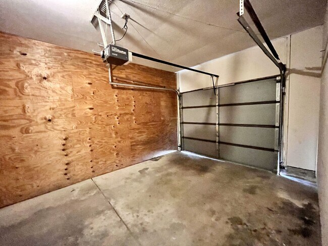 Building Photo - Wabasis 8590-8592