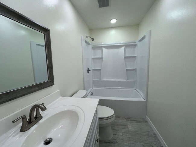 Building Photo - Newly Renovated 2 Bedroom Apartment in Lak...
