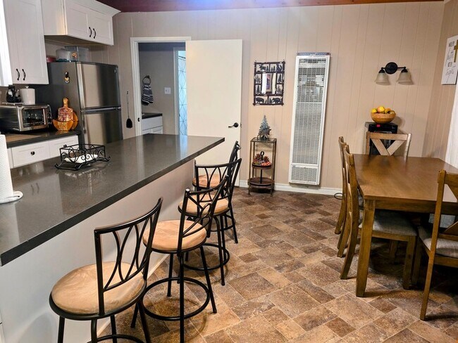 Building Photo - Modern 2 Bedroom 2 Bath Home with Fenced Yard