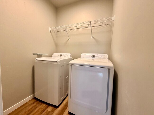 Building Photo - GORGEOUS LA PINE HOME! LARGE FENCED YRD, PELLET STOVE, UPGRADED KITCHEN & MORE!!