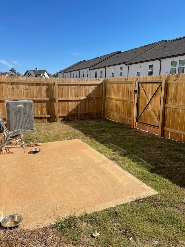 Building Photo - Townhouse in the Lovely Townes of Auburn