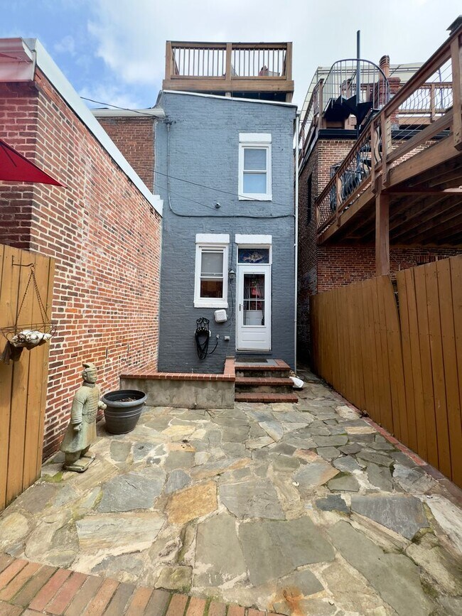 Building Photo - Inviting 3-Bedroom Single Family Townhome ...