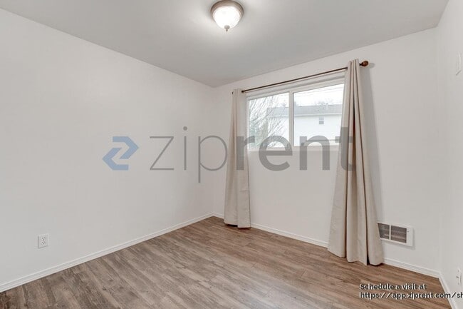 Building Photo - 9516 Holly Dr