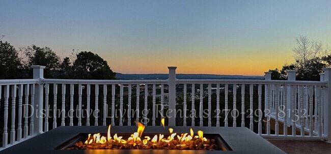 Building Photo - Cozy home with a stunning view!