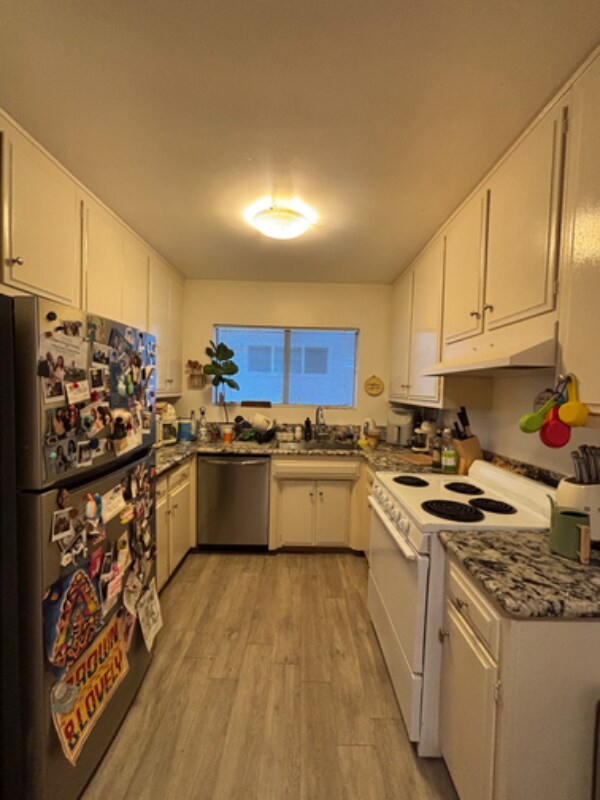 Building Photo - 2042 Beachwood Dr