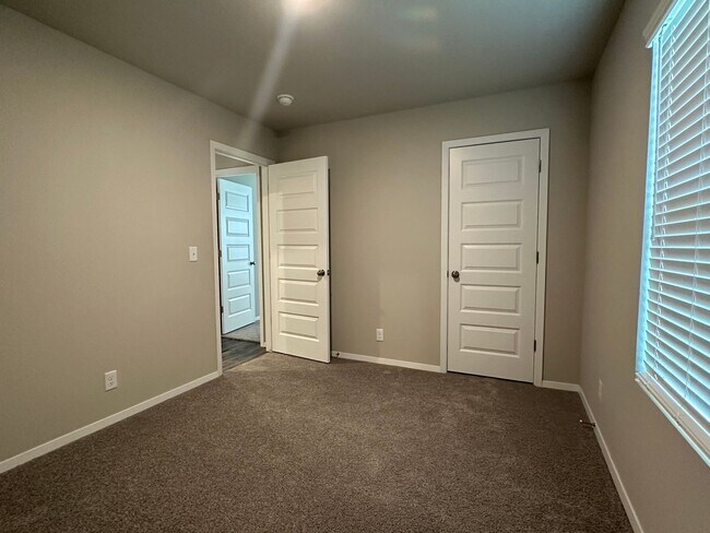 Building Photo - Quiet cul-da-sack - 3 bed 2 bath 2 car garage