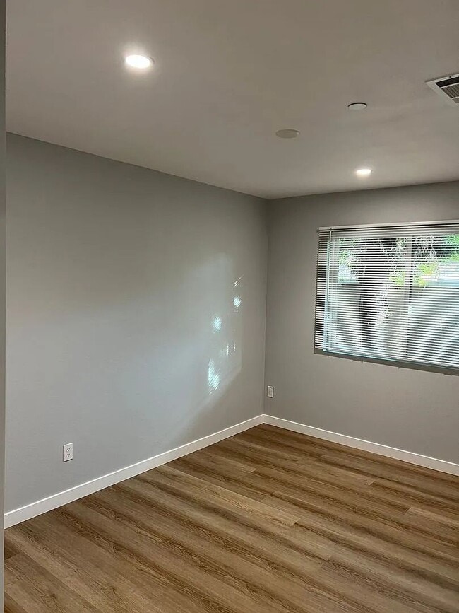 Building Photo - 2204 Conquista Ave