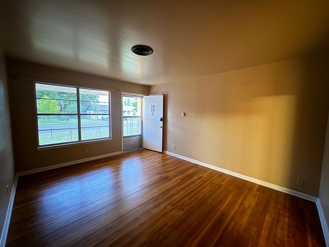 Building Photo - 360 Virtual Tour Available
