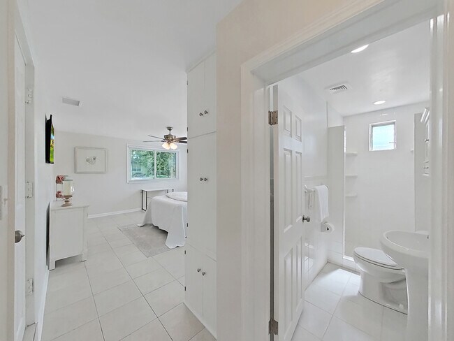 Building Photo - 4610 W Bay Villa Ave