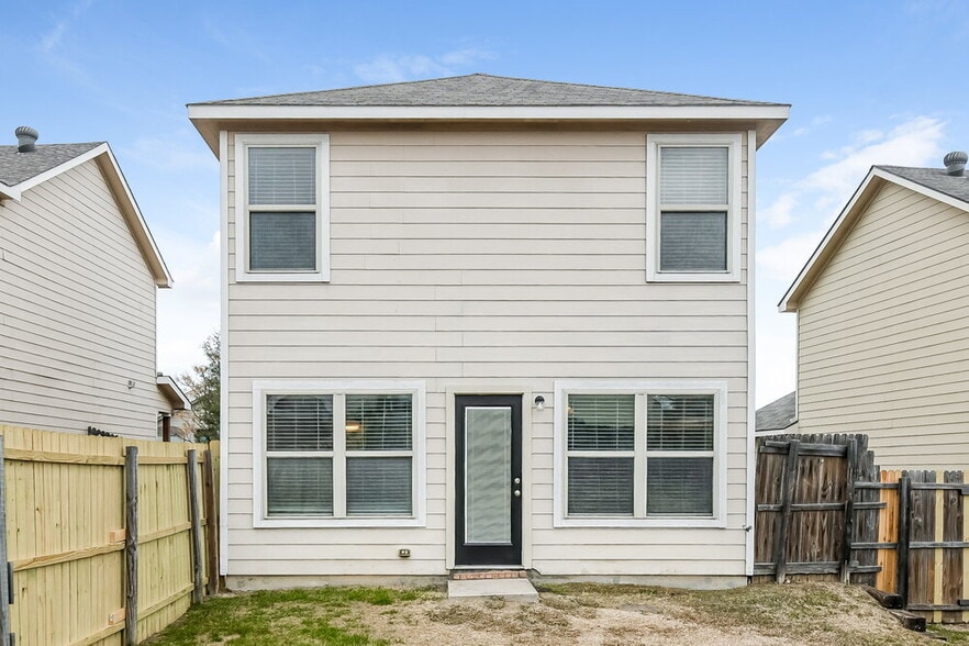 Building Photo - 815 Village Point Ln