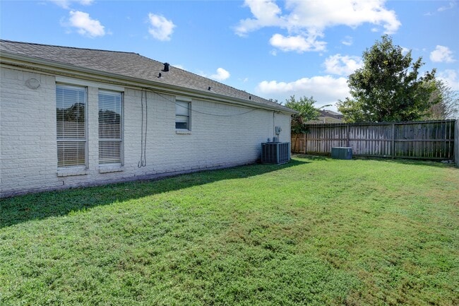 Building Photo - 15 Bendwood Dr