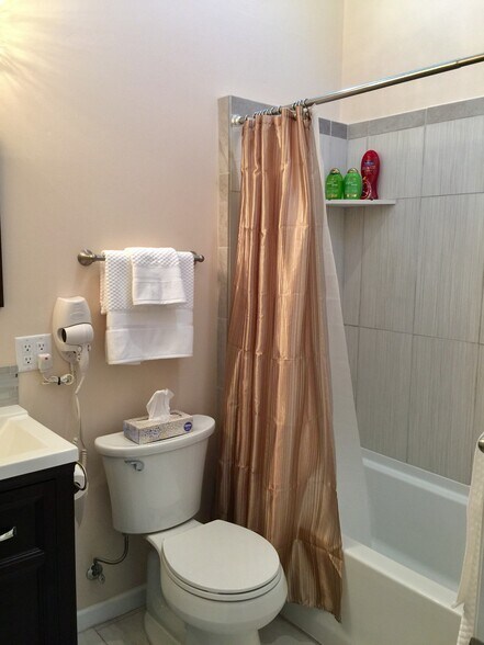 Bathroom with tub/showers - 1348 S Curson Ave