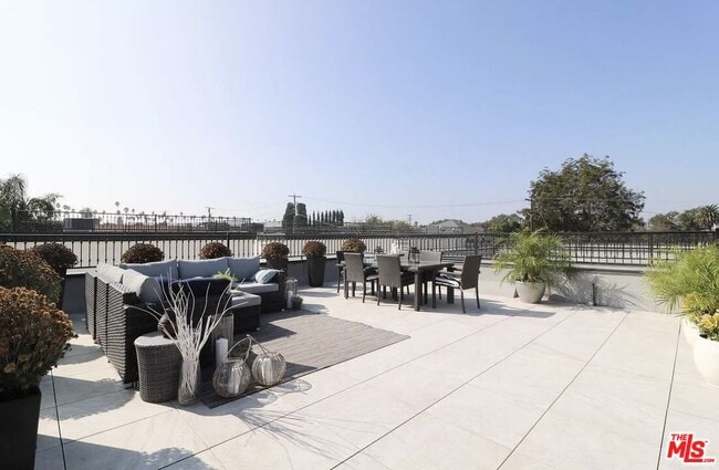 Building Photo - 1253 S Plymouth Blvd