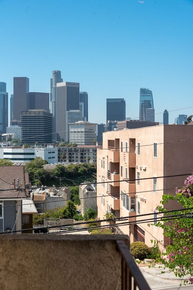 Building Photo - 911 W College St