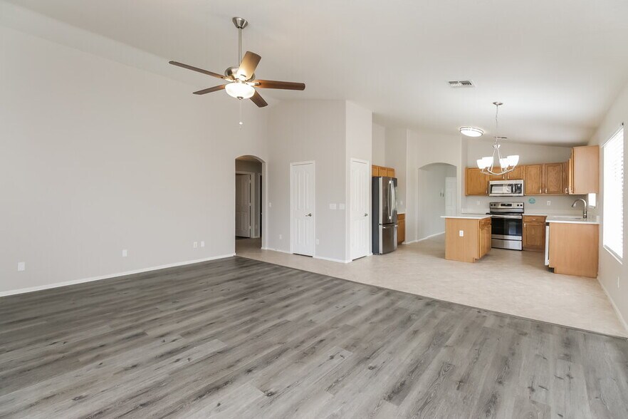 Building Photo - 1427 E Vernoa St