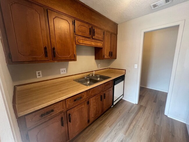 Building Photo - 716 E 33rd St