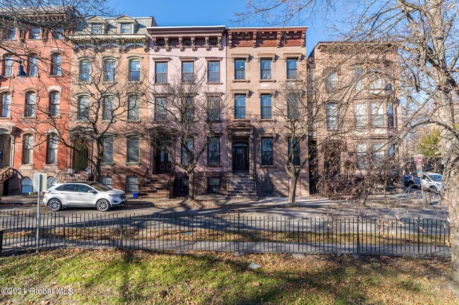 Primary Photo - 10 Hall Pl